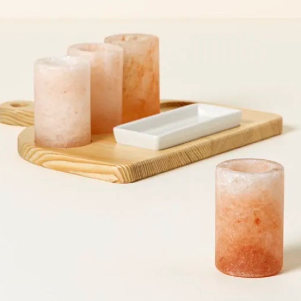 NEW 4 reusable shot glasses hand-carved from Himalaya salt, with wooden tray